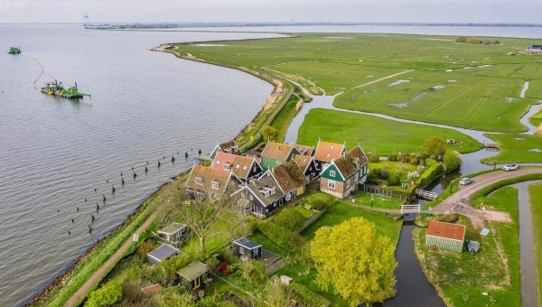 De Rozewerf vanuit de lucht, hier nog met de kenmerkende ijsbrekers die tijdelijk zijn verwijderd. © Archieffoto Pascal Fielmich